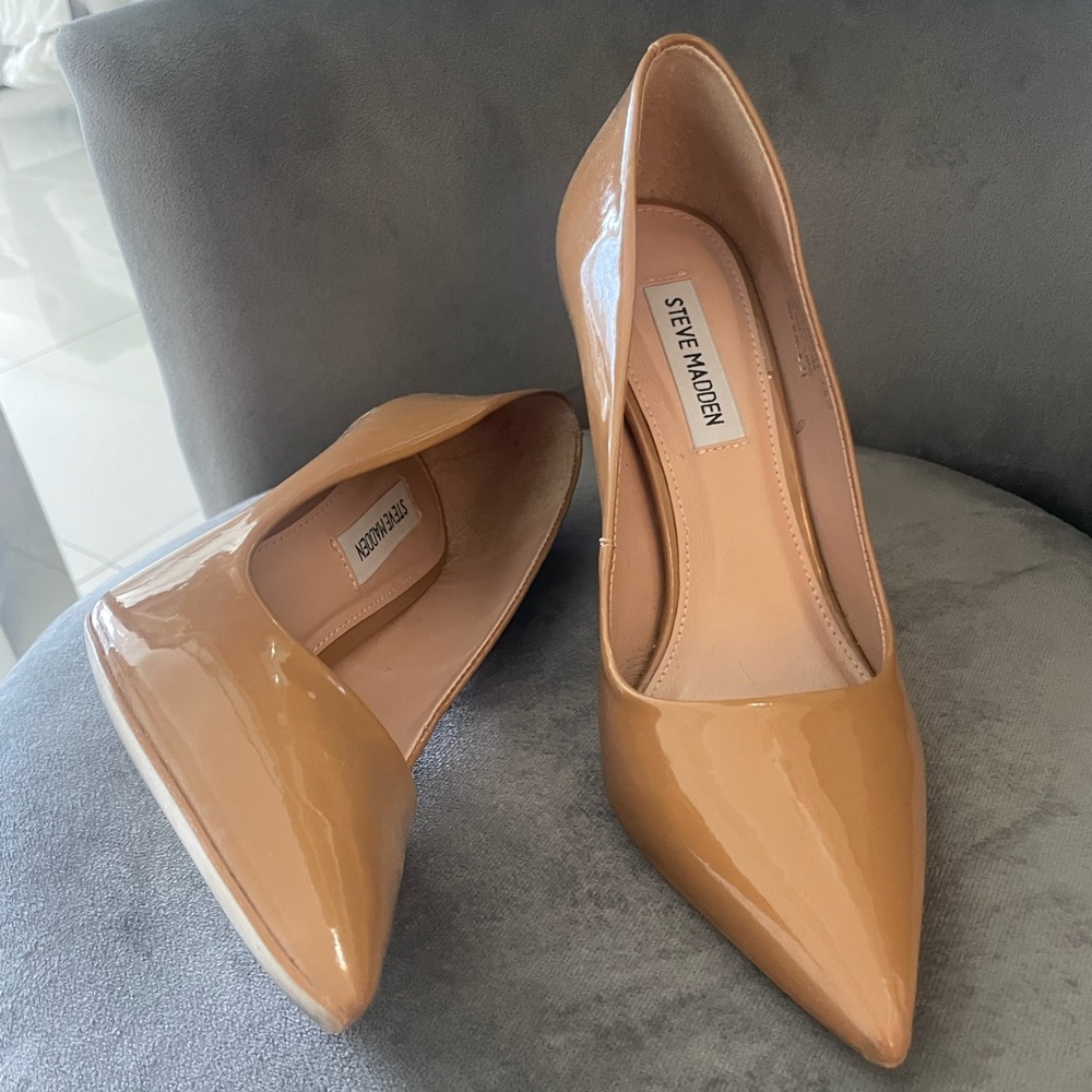 Perfect toe stilleto, classic. Beautiful like new, 4 inch heel height. Blush